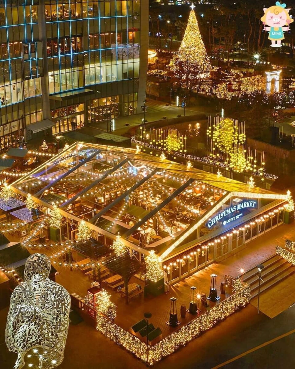 Một phiên chợ Giáng sinh rộng lớn nằm bên ngoài trung tâm mua sắm Lotte World Mall (롯데월드몰)