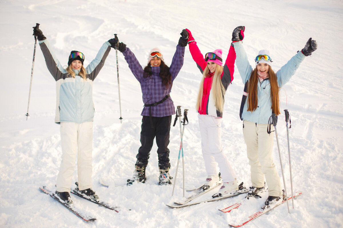 Hình ảnh từ GO-KOREA: girls left skiing snow having fun being photographed spend time mountains