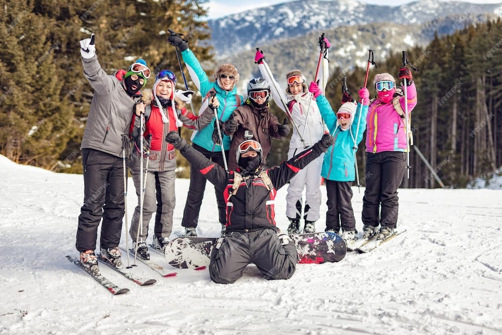 Hình ảnh từ GO-KOREA: group cheerful friends posing with skis snowboardes mountian looking camera having fun 360066 105 1
