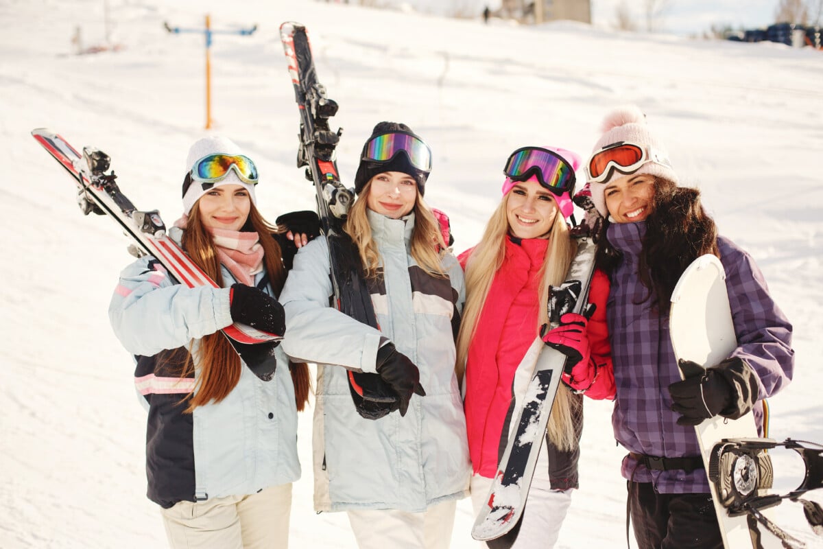 Hình ảnh từ GO-KOREA: ski equipment hands girls bright colors ski clothes girls have good time together